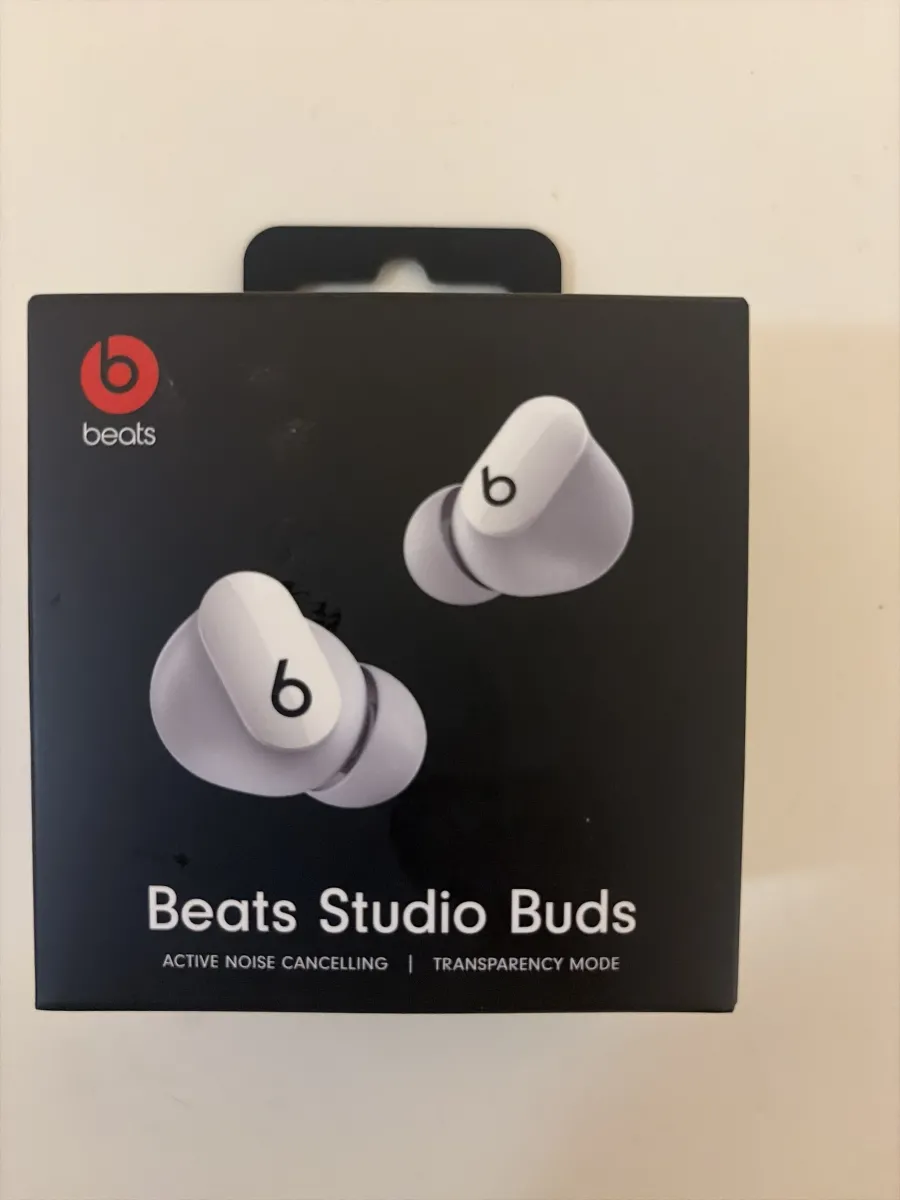 Beats Studio Buds Noise Cancelling Earbuds/White | B2B Liquidation