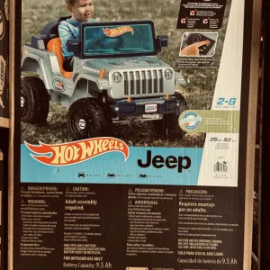 Power Wheels Hot Wheels Jeep Wrangler Toddler Ride-On Toy with Driving Sounds, Multi-Terrain Traction, Seats 1, Ages 2+ Years